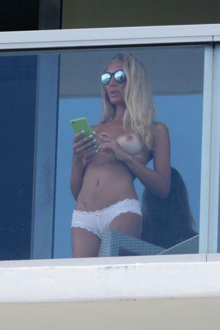 celebritie Laura Cremaschi 23 years breasts image in public