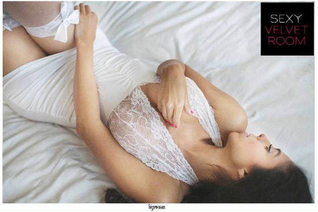 models Laura Gonzalez 18 years titties photo in public