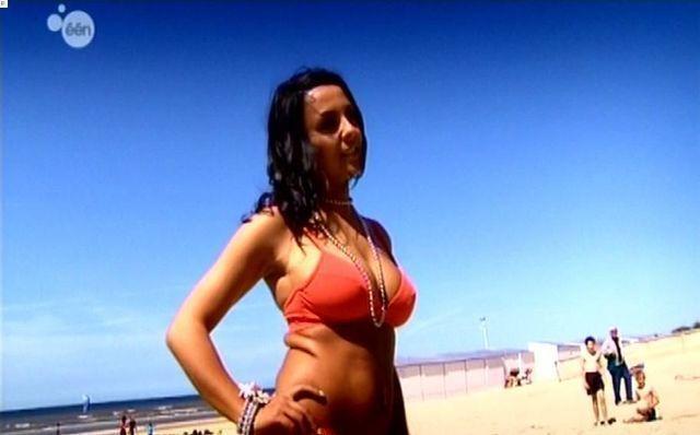 celebritie Linda Mertens 21 years lascivious image beach