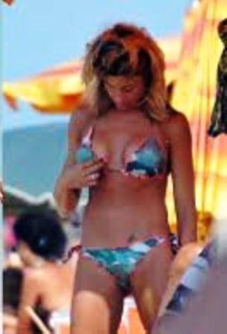 celebritie Maddalena Corvaglia 18 years flirtatious art beach