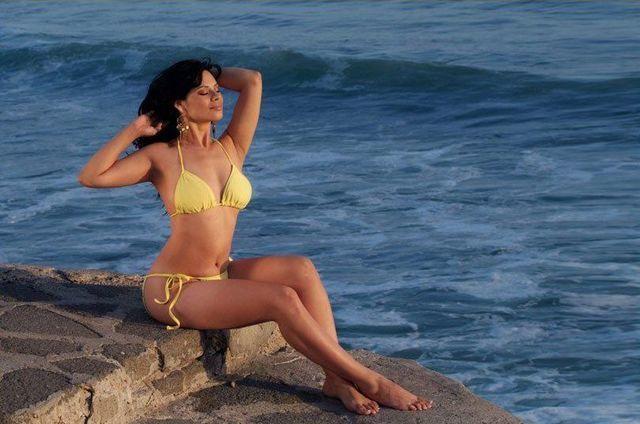 actress Magi Avila 24 years undress foto beach