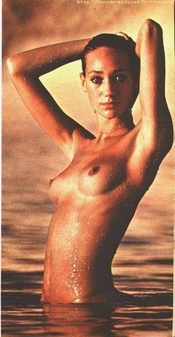 celebritie Marisa Berenson 24 years swimming suit snapshot in public