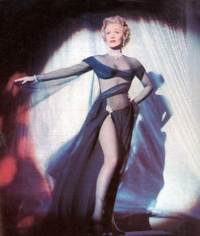 celebritie Marlene Dietrich 22 years indecent foto in public