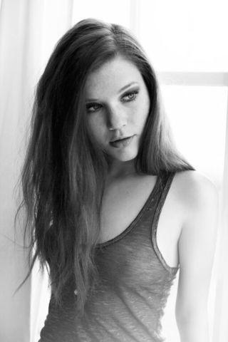 models Mia Sollis 22 years exposed foto beach