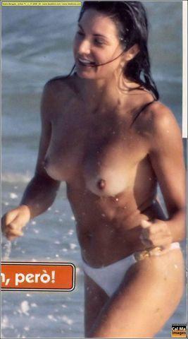 models Nadia Bengala 22 years nipple foto in public