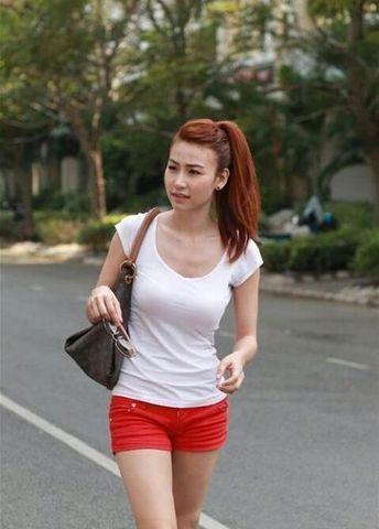 celebritie Ngan Khanh 22 years barefaced pics beach