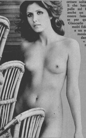 models Pia Giancaro 23 years Without clothing image beach