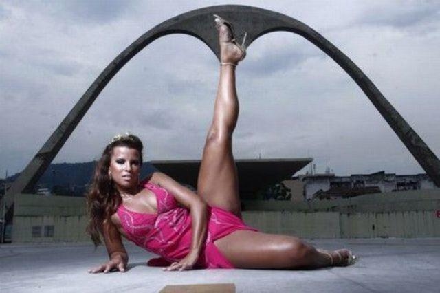 actress Renata Santos 18 years sexual photography in public