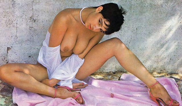 celebritie Rowan Moore 19 years provocative foto beach