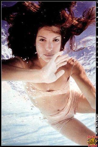 actress Sandra Bullock 21 years k naked photos in the club