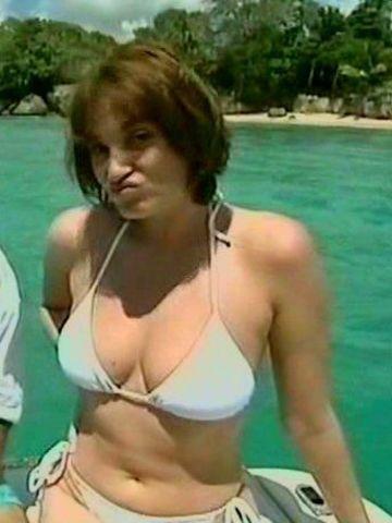 celebritie Sarah Parish 20 years chest photo in public