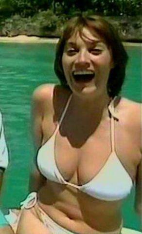 celebritie Sarah Parish 25 years swimming suit snapshot in public