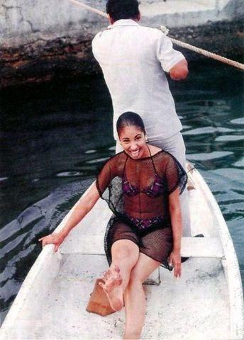celebritie Selena Quintanilla 19 years breasts photos beach