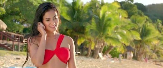celebritie Sonal Chauhan 20 years sensuous picture beach