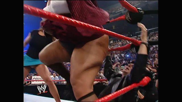 Stephanie McMahon-Levesque war nackt
