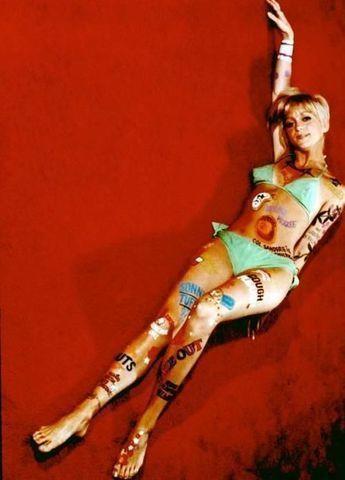 celebritie Goldie Hawn 24 years unclad picture in the club