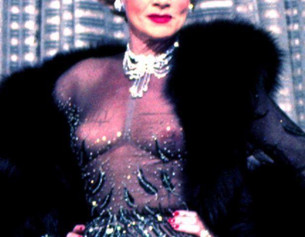 celebritie Marlene Dietrich 24 years sensuous foto in the club