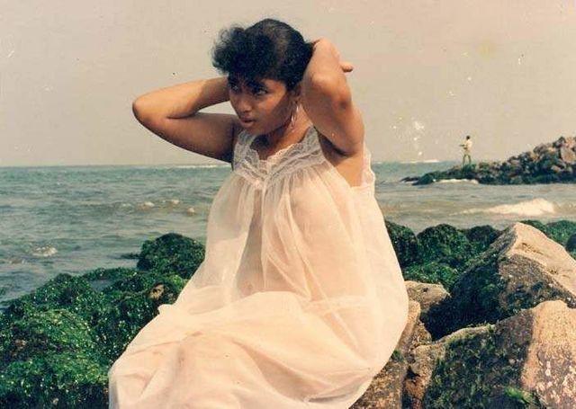 actress Anusha Sonali 20 years inviting picture beach