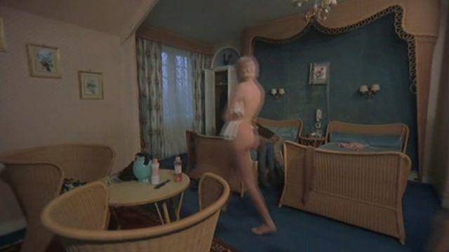actress Lynn Monteil 21 years nude photoshoot beach