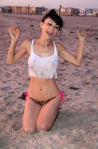 models Bai Ling 19 years sky-clad photography in public