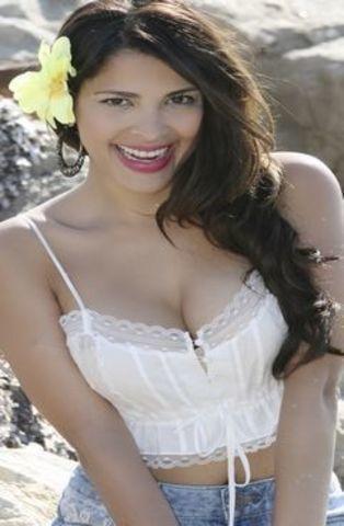 actress Gyselle Soares young natural photo beach