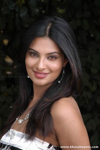 celebritie Sayali Bhagat 19 years uncovered photoshoot in public