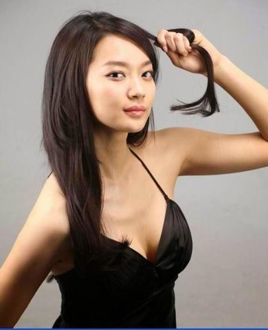 celebritie Min-a Shin 25 years libidinous photoshoot home