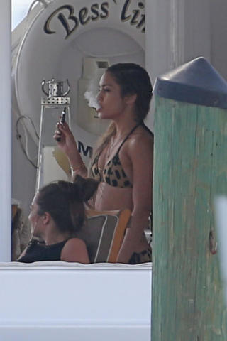 Vanessa Smoke the fappening